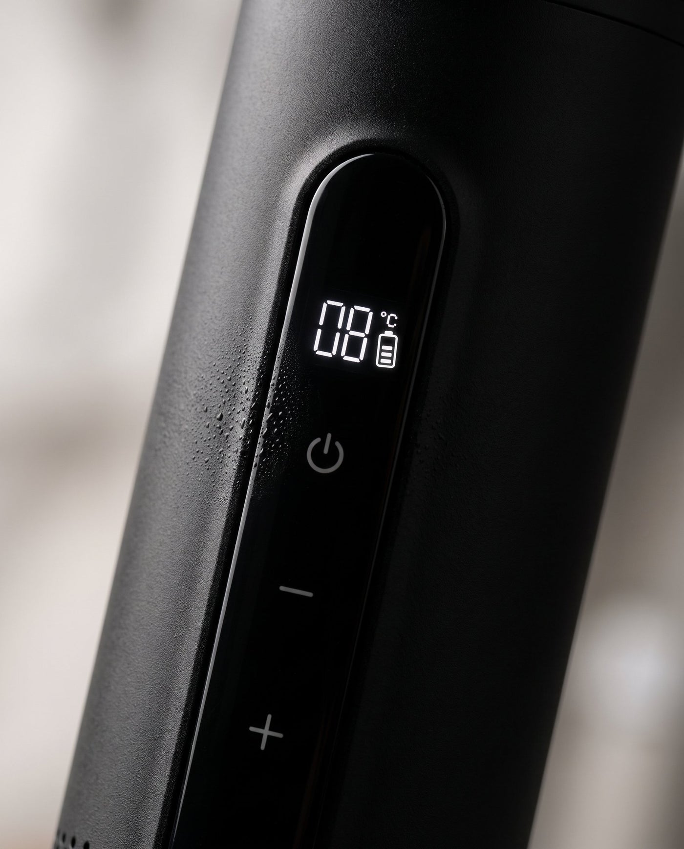 Onyx Black Svalto Cooler Pro — OLED temperature display close-up