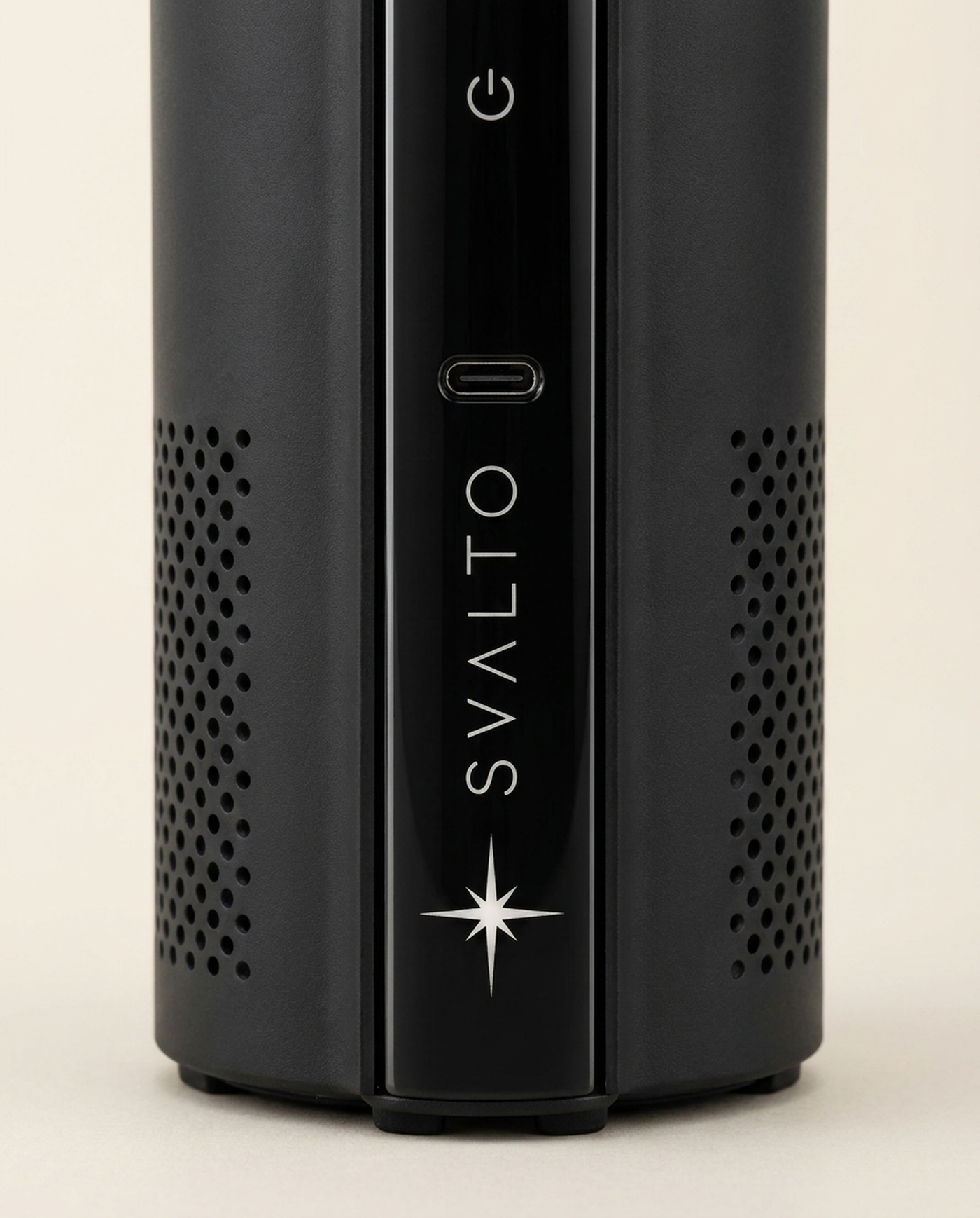 Onyx Black Svalto Cooler Pro — perforated cooling vents and USB-C detail