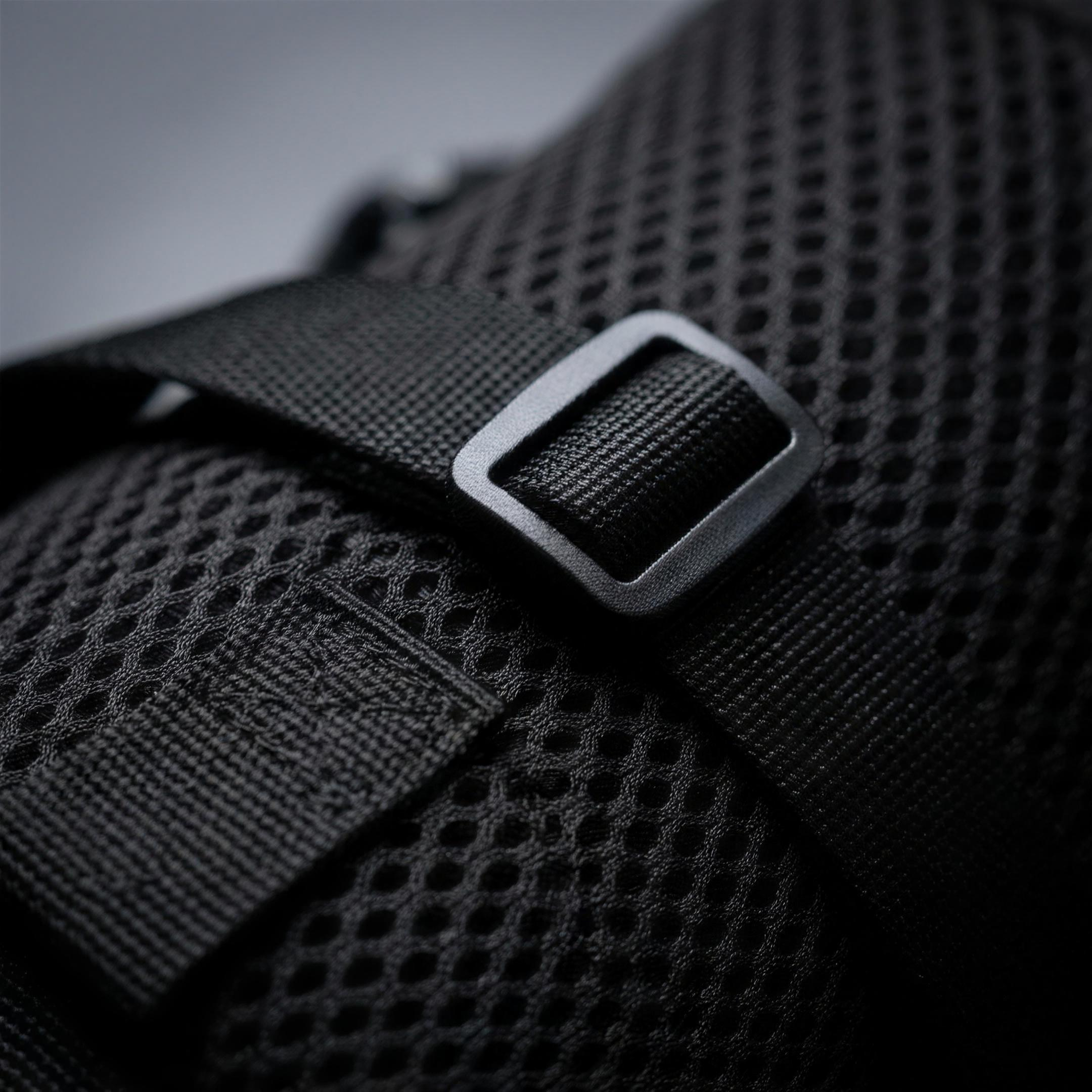 Svalto Travel Bag breathable air-mesh and adjustable webbing strap detail