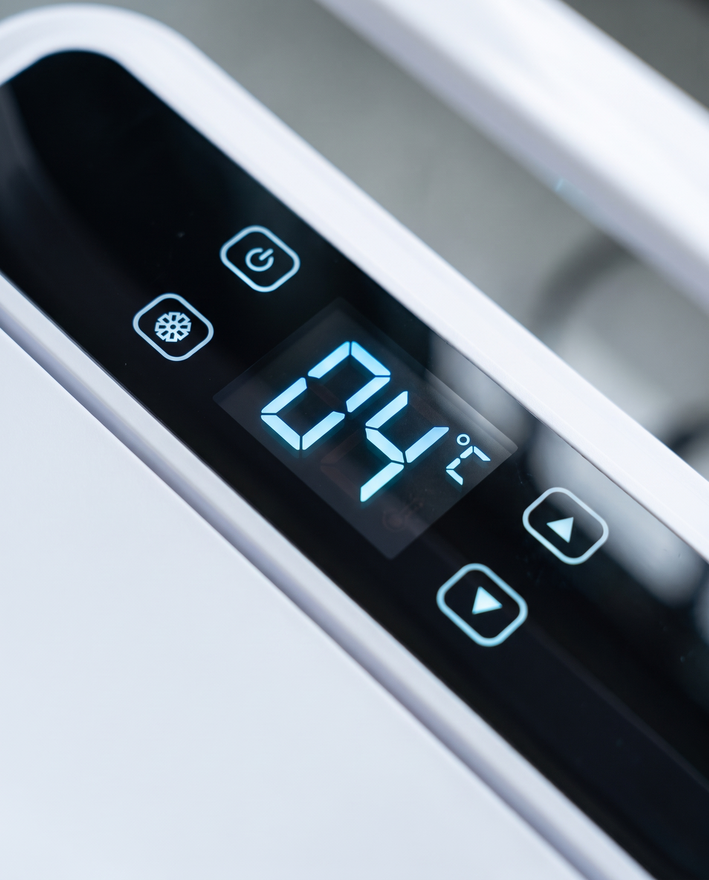 Set-point LED display close-up — holding 4°C