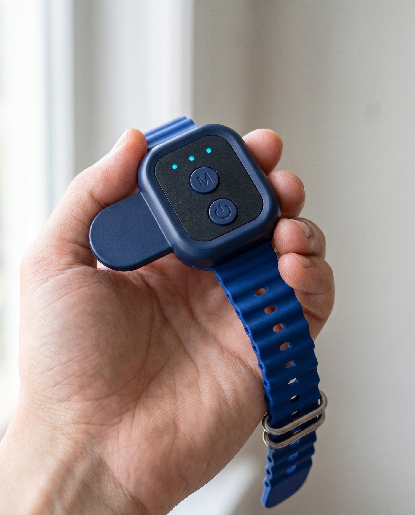 Svalto Steady anti-nausea band held in a hand